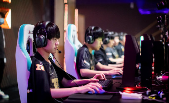 它超越了语 它超越了语